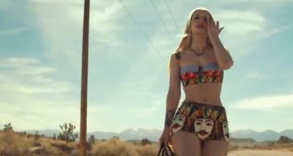 It must be nice to go for a stroll in the middle of nowhere in Arizona's unbearable heat...