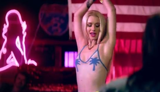 Iggy works it! 